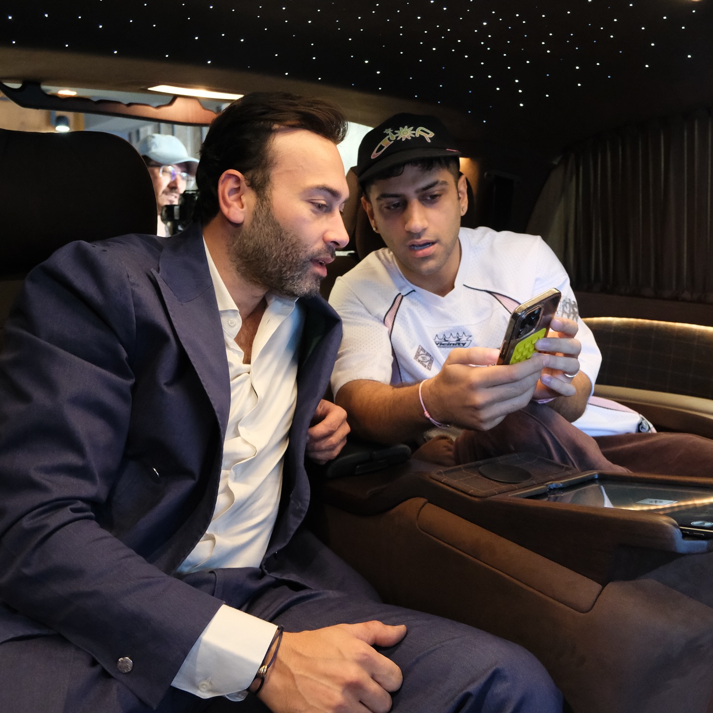 Reynmen ve Salih Malkoç VIP araç özelliklerini incelerken