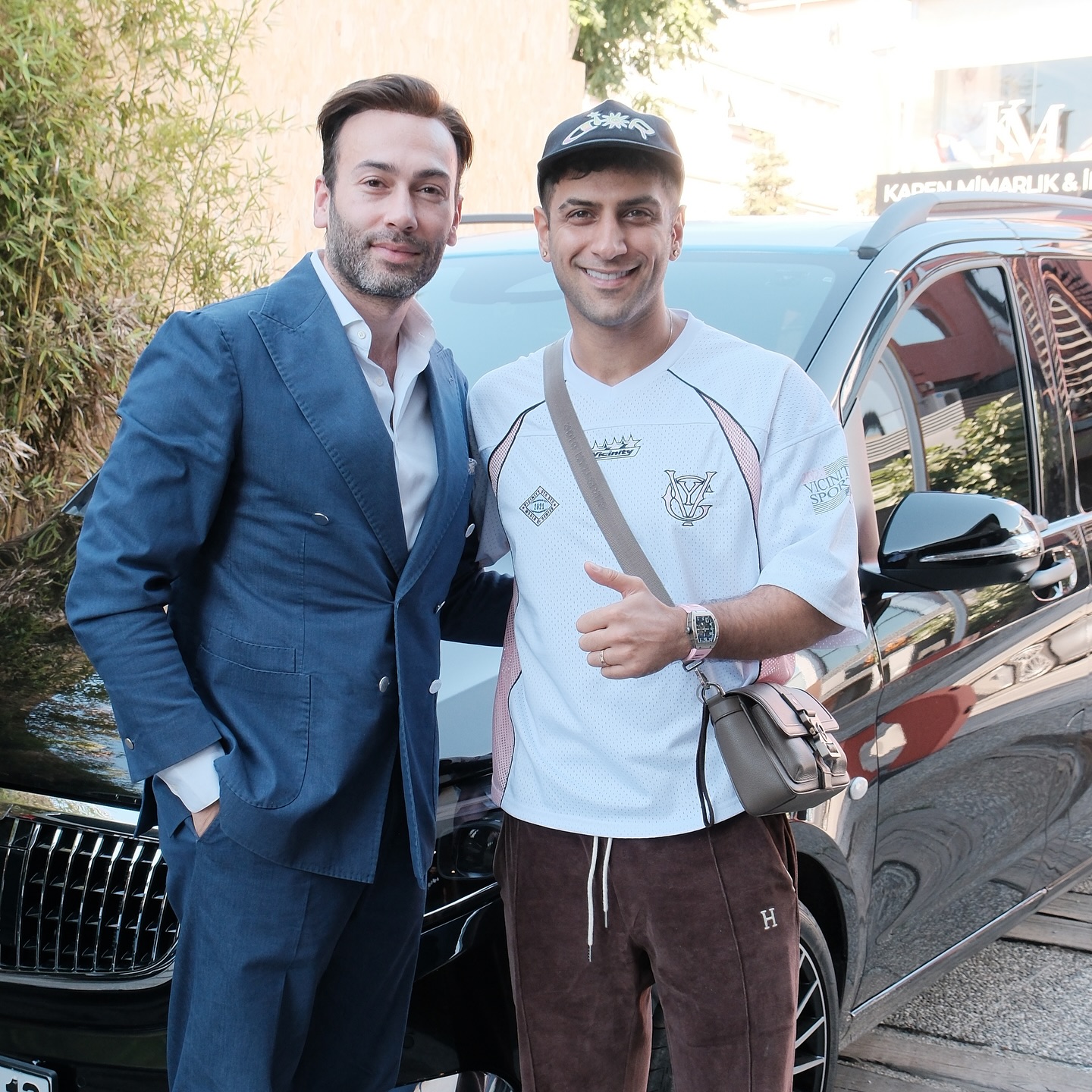 Reynmen yeni Ertex VIP aracının yanında